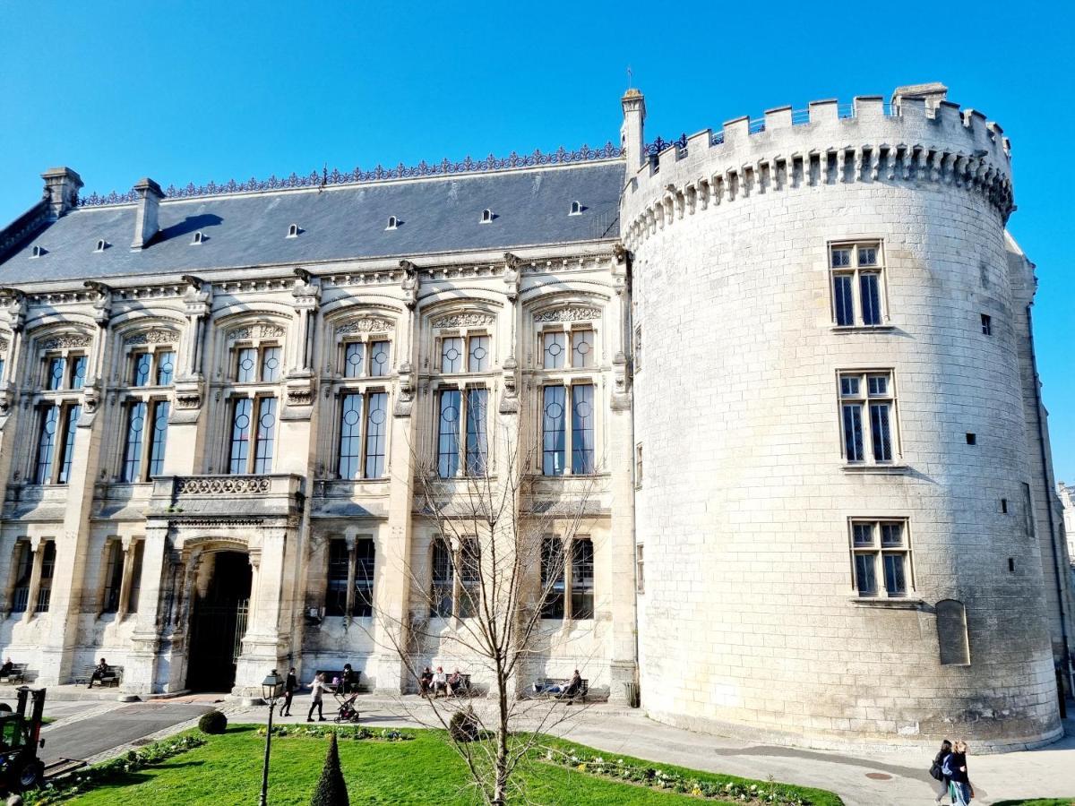Face A L'Hotel De Ville Grand Et Lumineux Appartement Angoulême Exteriör bild